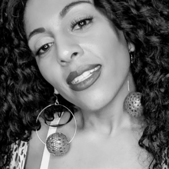 ★CALLIE LIVES METALLIC DECOR GLOBE EARRINGS★ - Picture 3 of 11